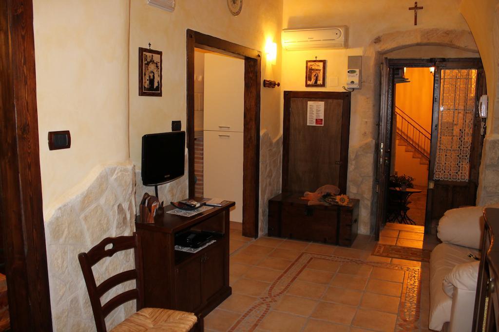 Domusfrumenti Oria  Rum bild